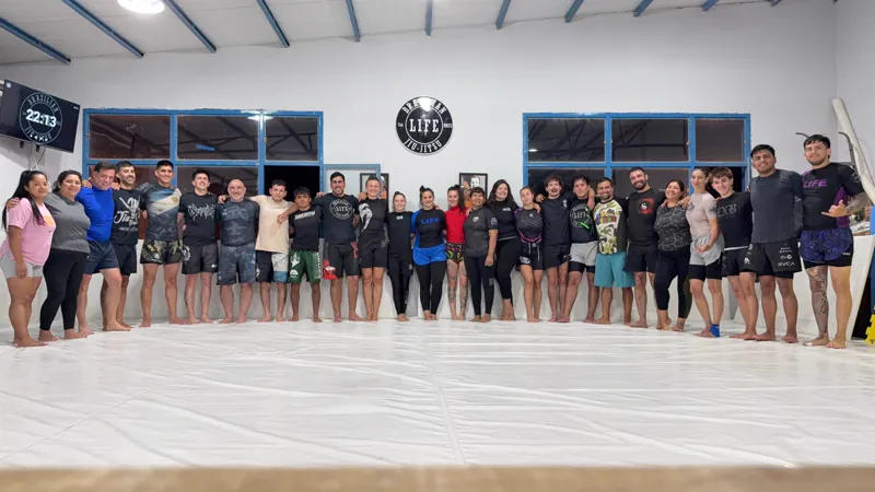 El grupo de la clase de Adult No-Gi en el tatami de BJJ Life