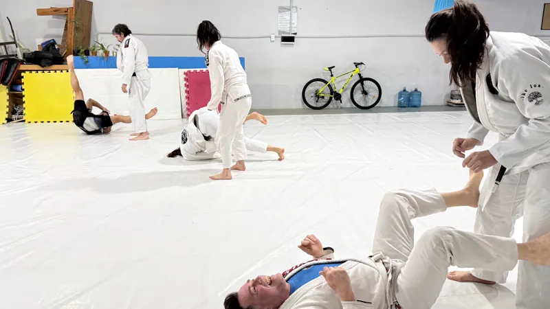 Alumnos practicando técnica en la clase de Fundamentals de BJJ Life