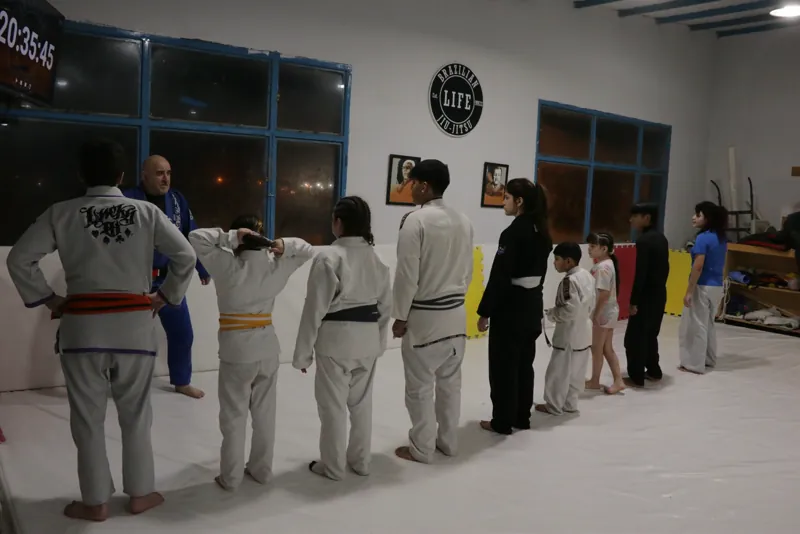 Adolescentes entrenando en la clase de Juniors BJJ de BJJ Life